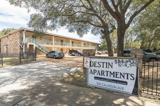 1 Bedroom/ 1 Bath- NO washer and dryer hook-up