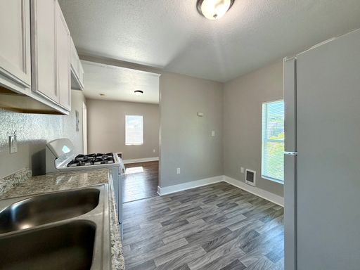 Upper Studio Apartment in Muskegon Heights