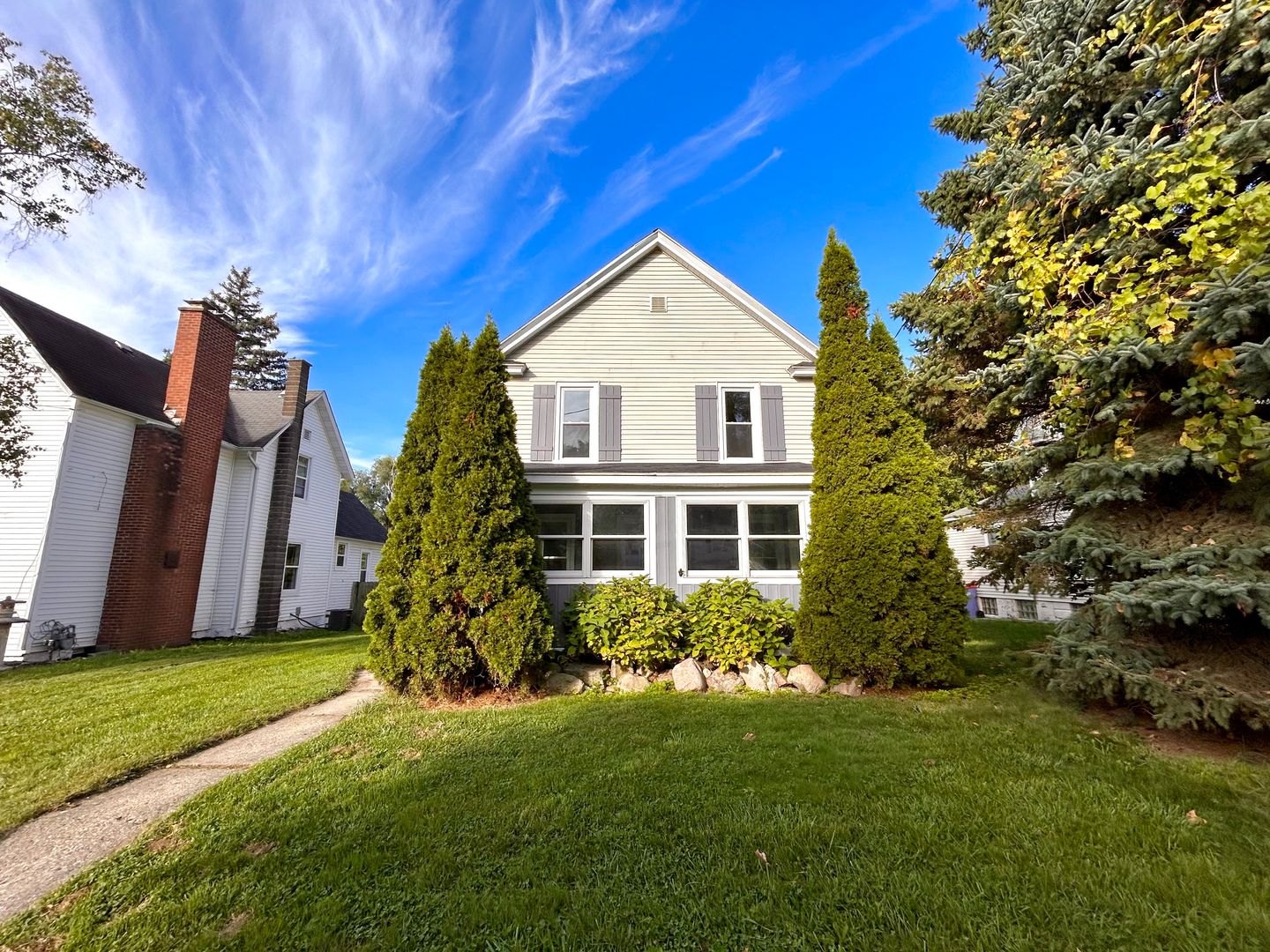 Grand Rapids House: 727 Emerald Ave NE