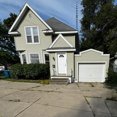 Beautiful 2-Bedroom Upper-Level Duplex in Muskegon – photo 1
