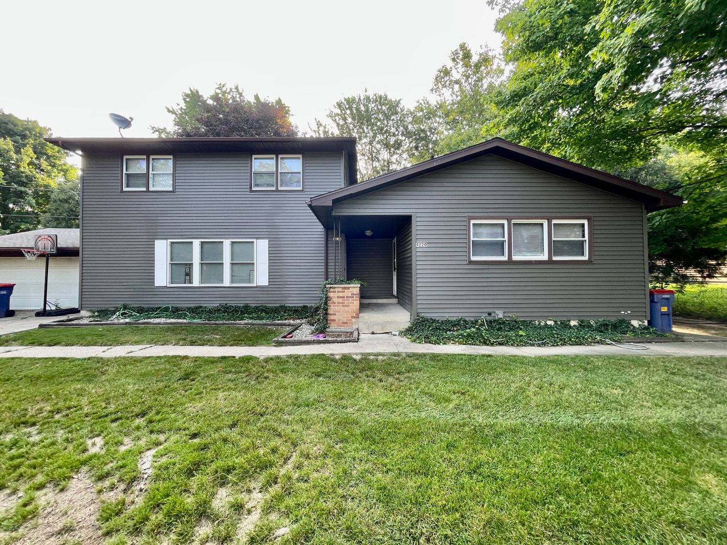 Grand Rapids Apartment: 4218-4220 Curwood Avenue SE