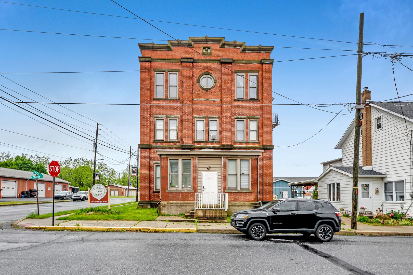 Topton Apartment: 100 W High St