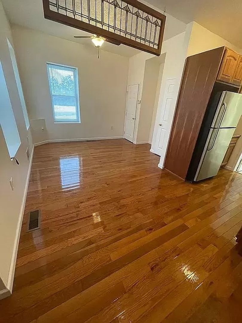 Topton Apartment: 106 N Main St