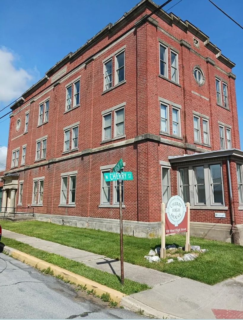 Topton Apartment: 100 W High St