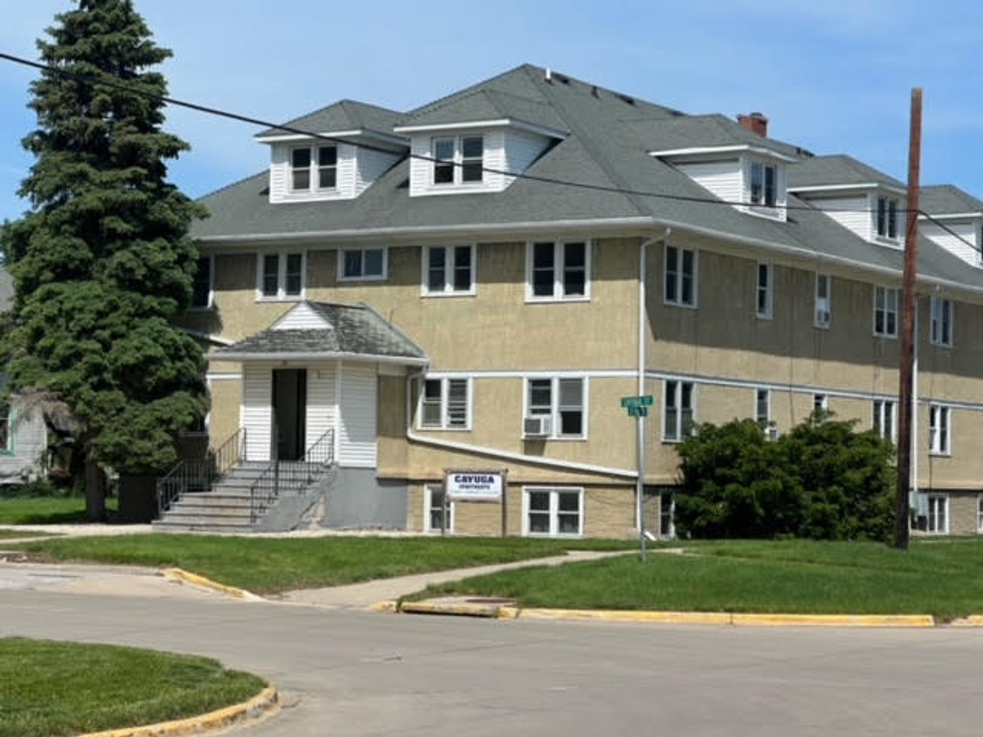 Storm Lake Apartment: 401 Cayuga Street