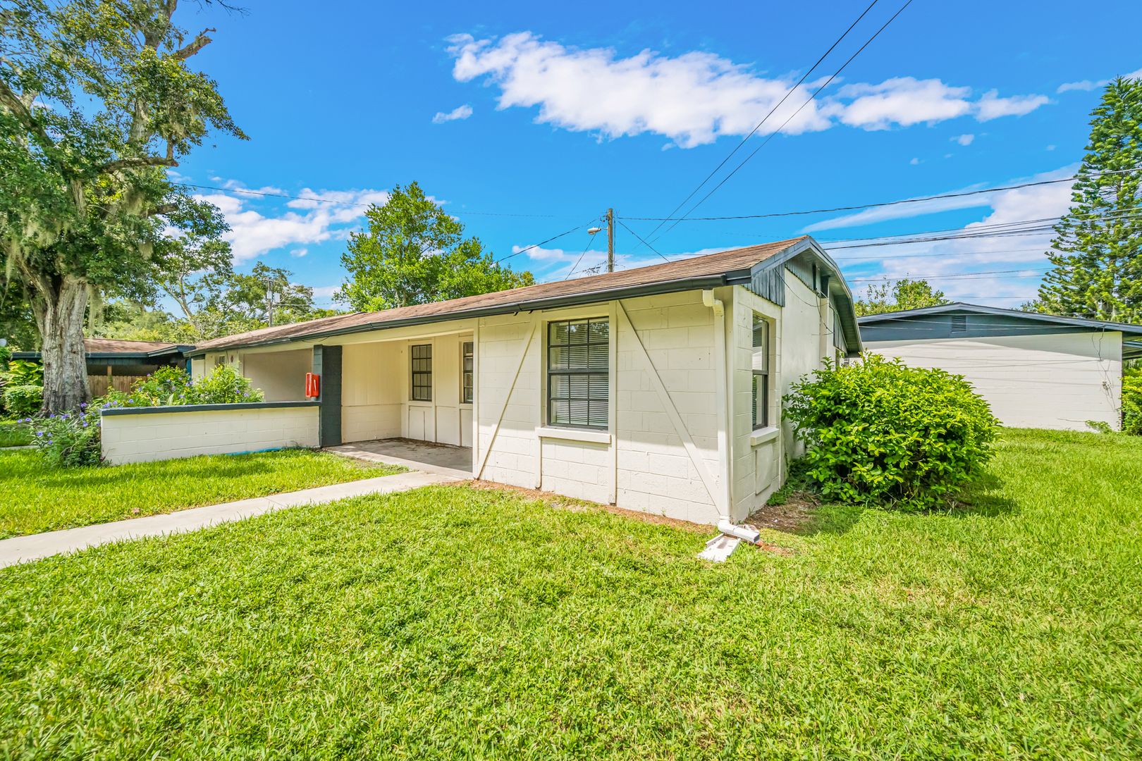 Brandon Apartment: 207 N Pinewood Ave