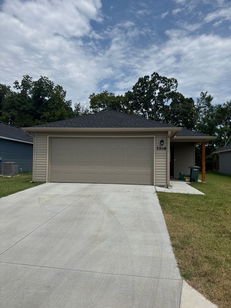 Fayetteville House: 3258 S Bayou Alley