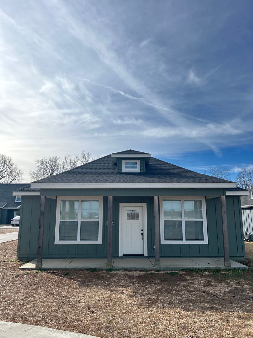 Fayetteville House: 1331 West Deane St