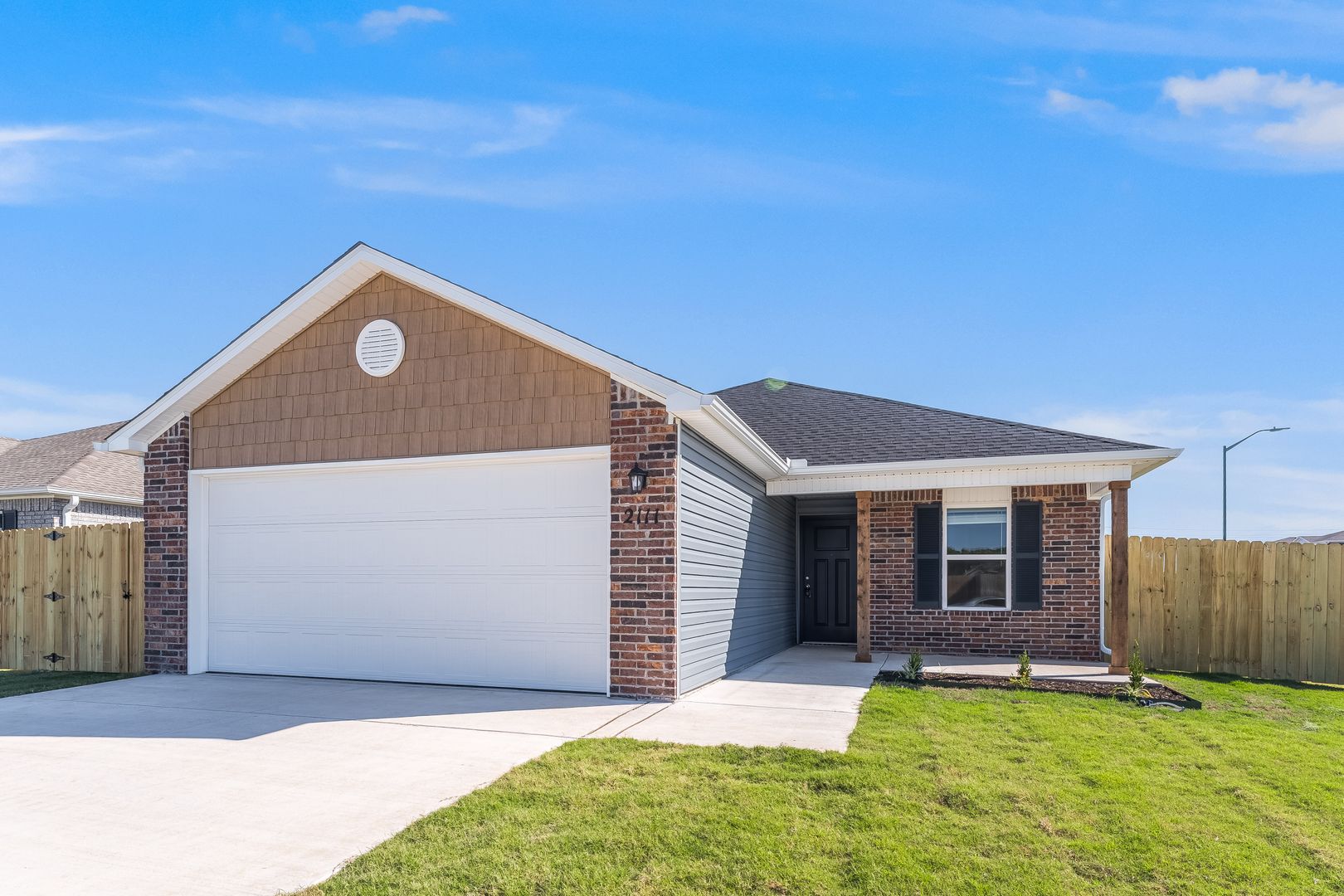 Siloam Springs House: 2111 Annette Drive