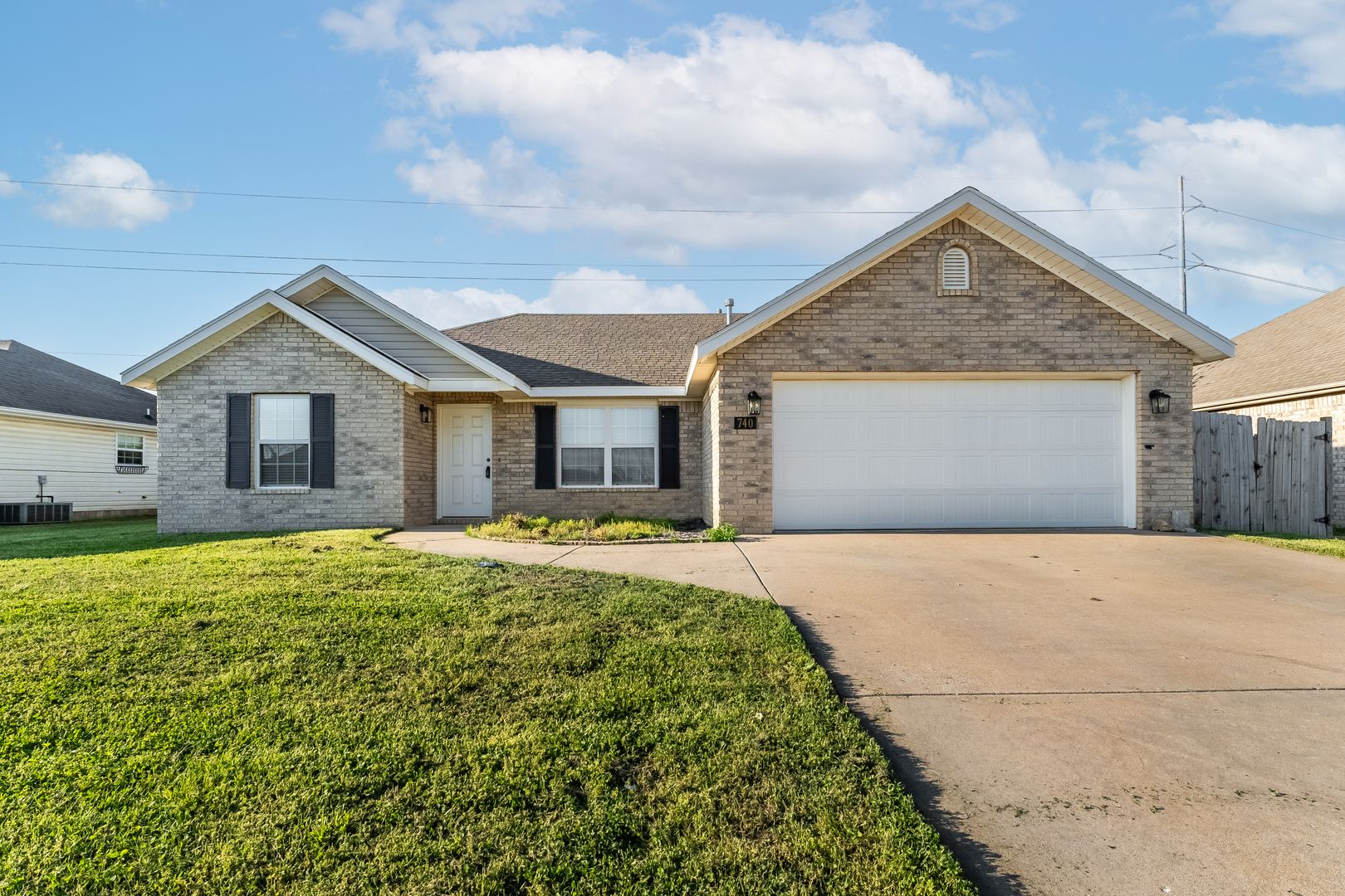 Centerton House: 740 Dogwood St