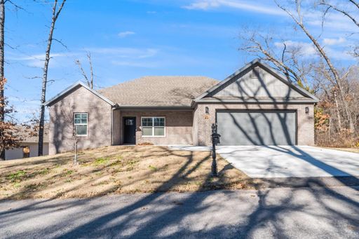 Welcome to this stunning 3-bedroom, 2-bathroom home that boasts a range of high-quality features that are sure to impress – photo 1