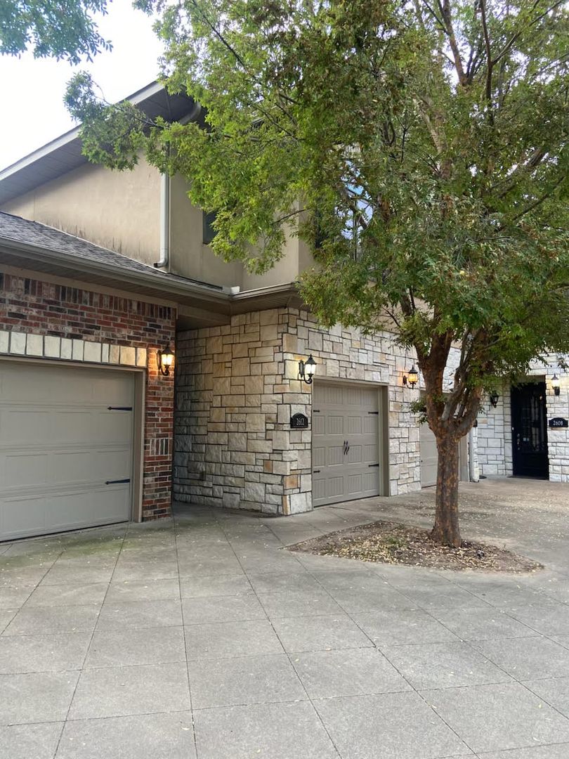 Rogers Townhome: 2612 Everest Ave