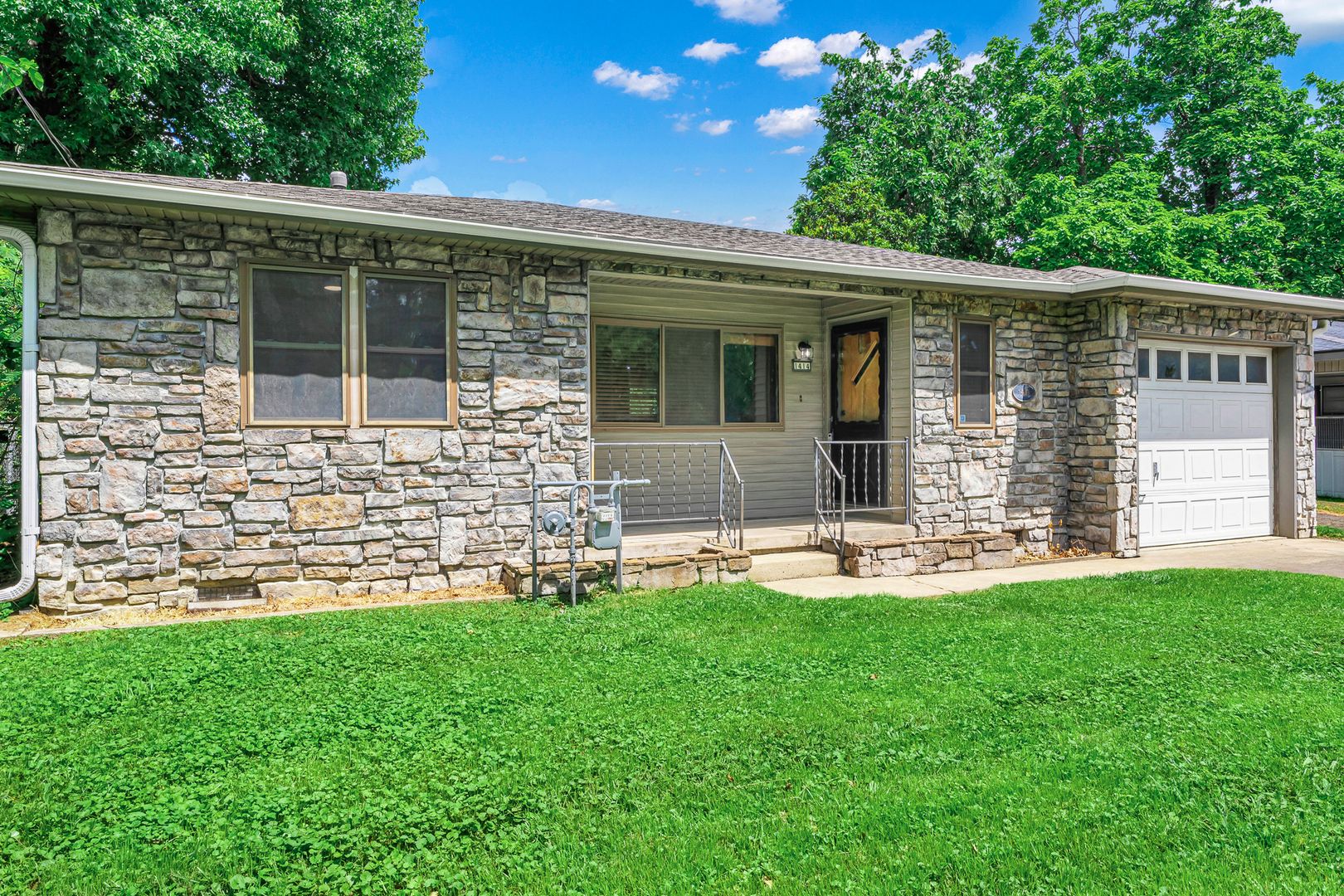 Fayetteville House: 1414 West Avenue