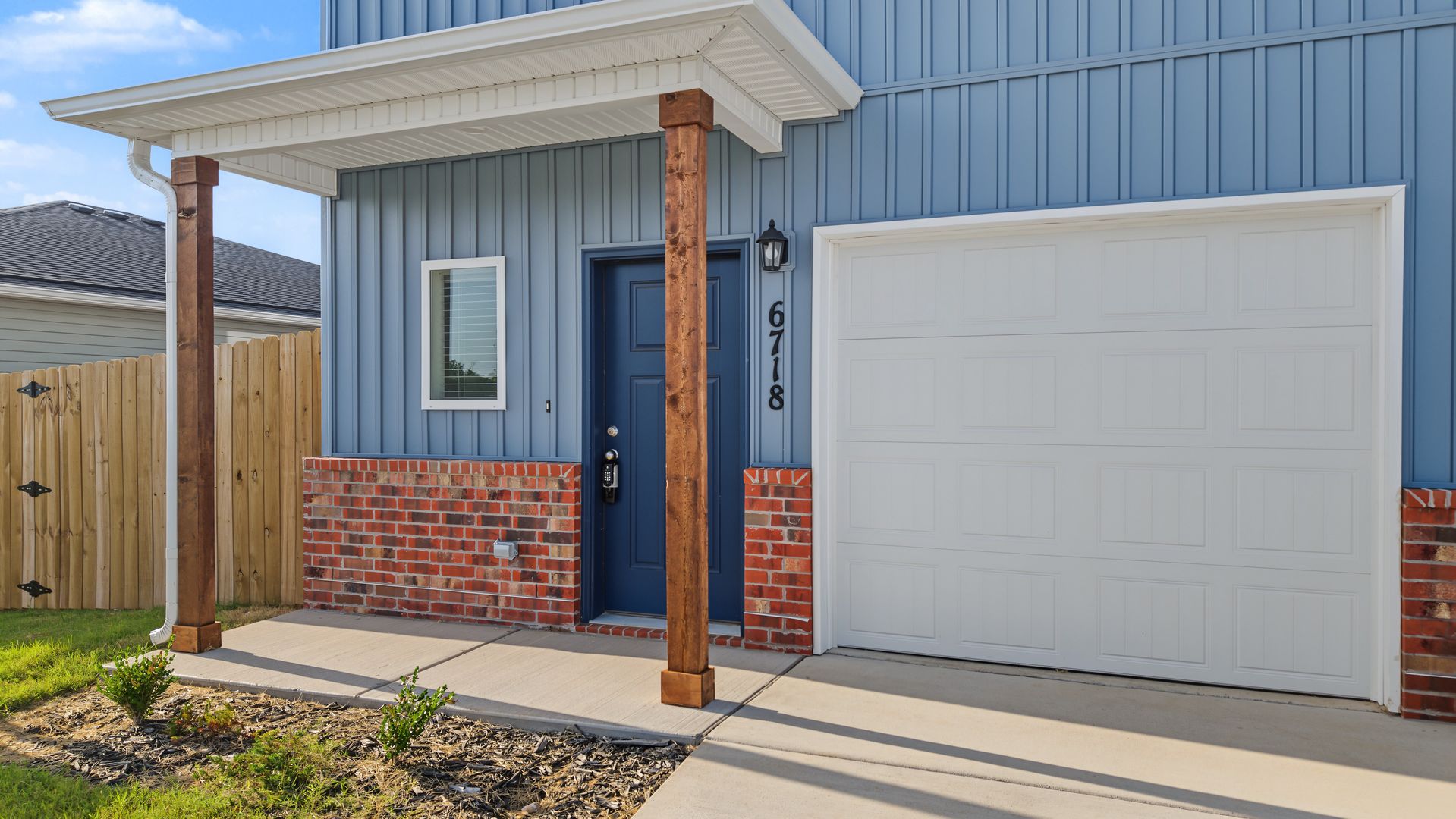 Bentonville House: 6718 SW Memphis Ave