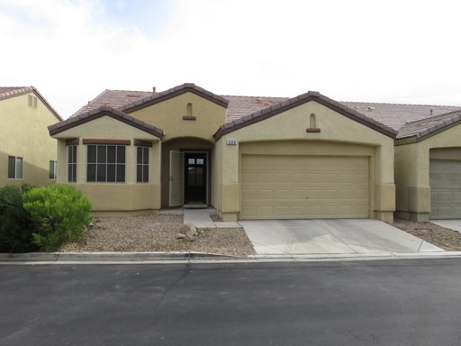 Huge family room with kitchen nicely tucked in the middle. – photo 1