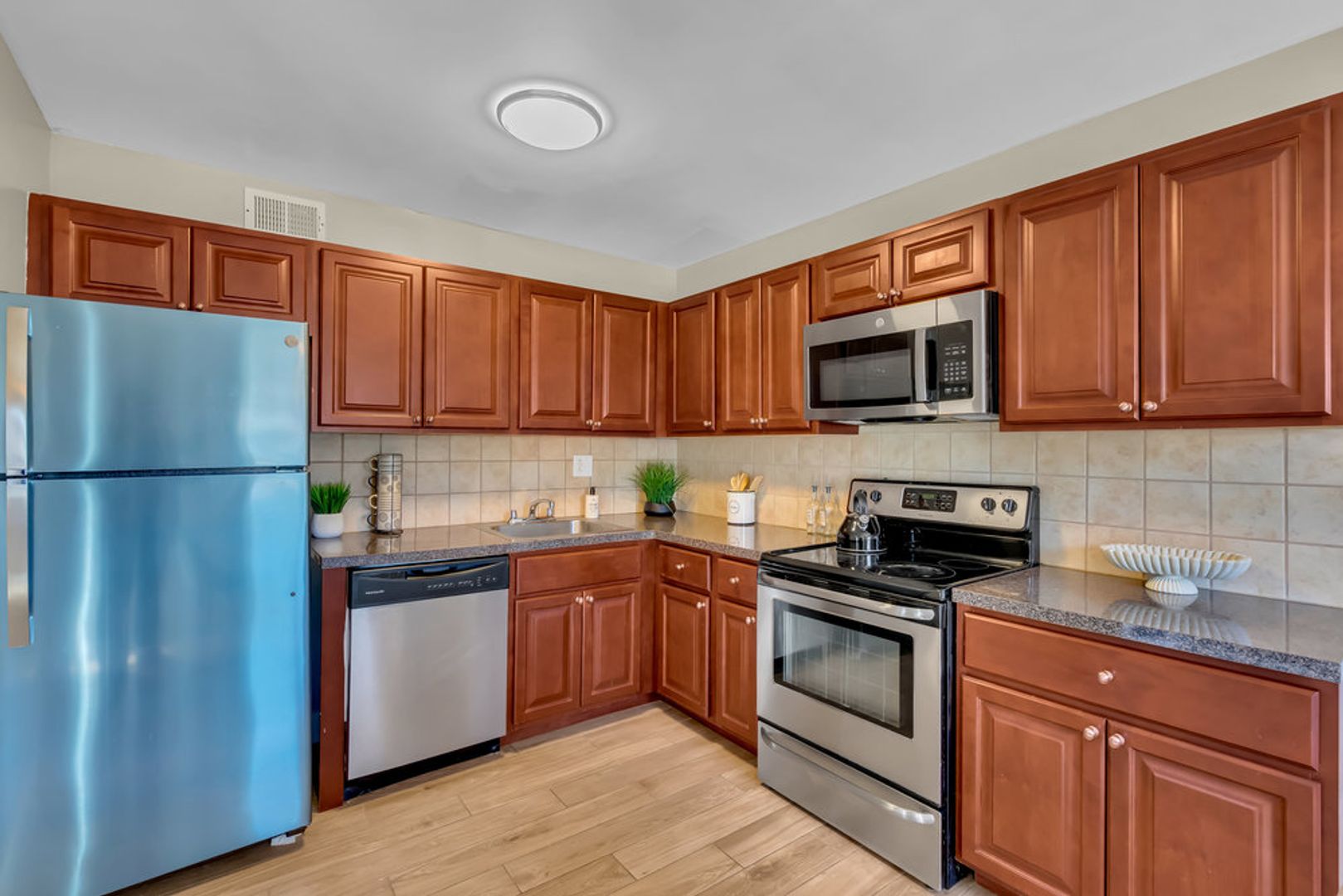 Burlington Apartment: 1000 Ivorie Ct