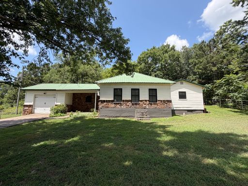 Country Living: 3 Bedroom and 2 Bathroom Home Newly Renovated