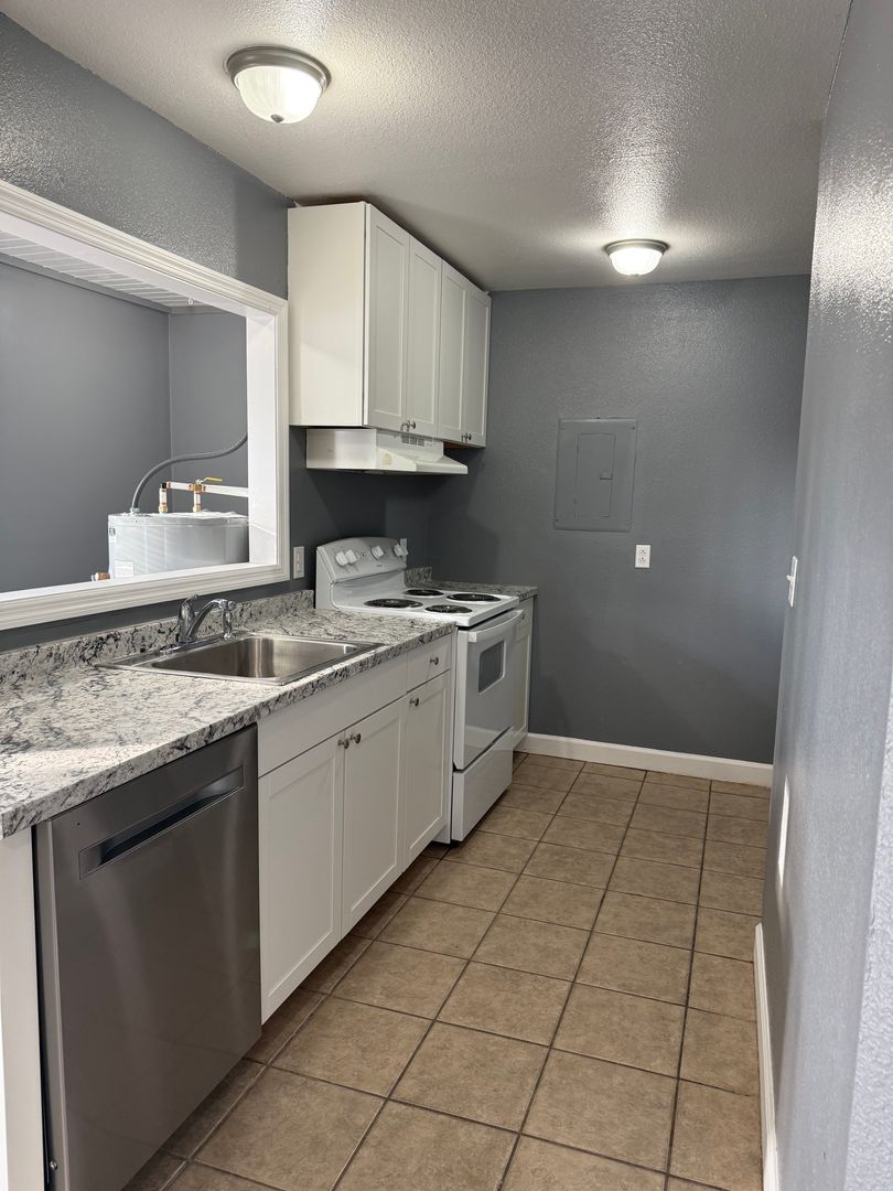 Valdosta House: 1801 B Iola Dr. *