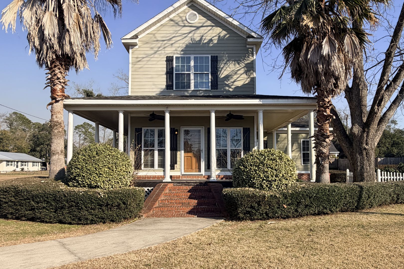 Nashville House: 611 N Davis St