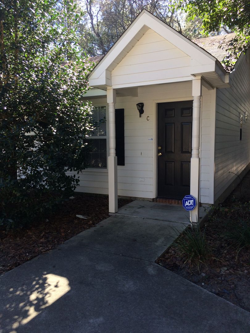 Valdsota Apartment: 1423-C,  E. Moore St
