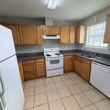 SIGN TODAY HALF OFF YOUR SECOND MONTH'S RENT 2 bed/ 2.5 bathroom townhome in Remerton, GA – photo 1