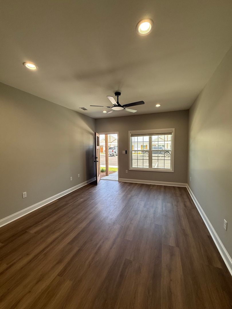 Adel Apartment: 515 Birch St. * - N