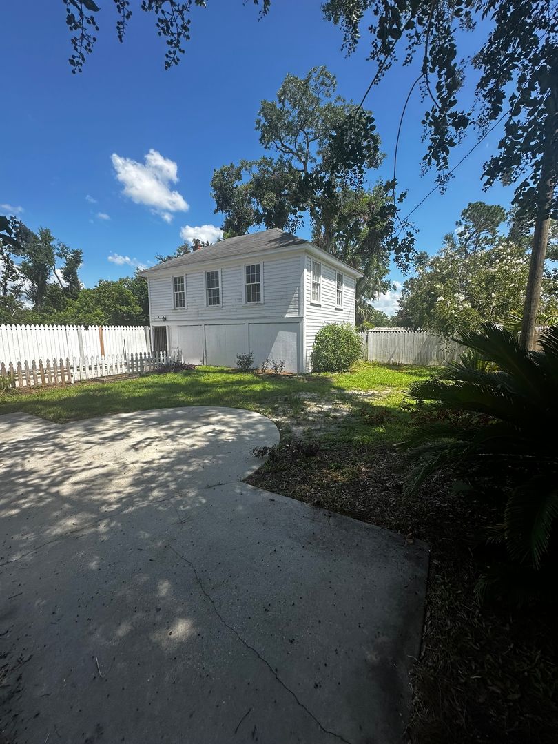 Valdosta House: 105 E. North St. *