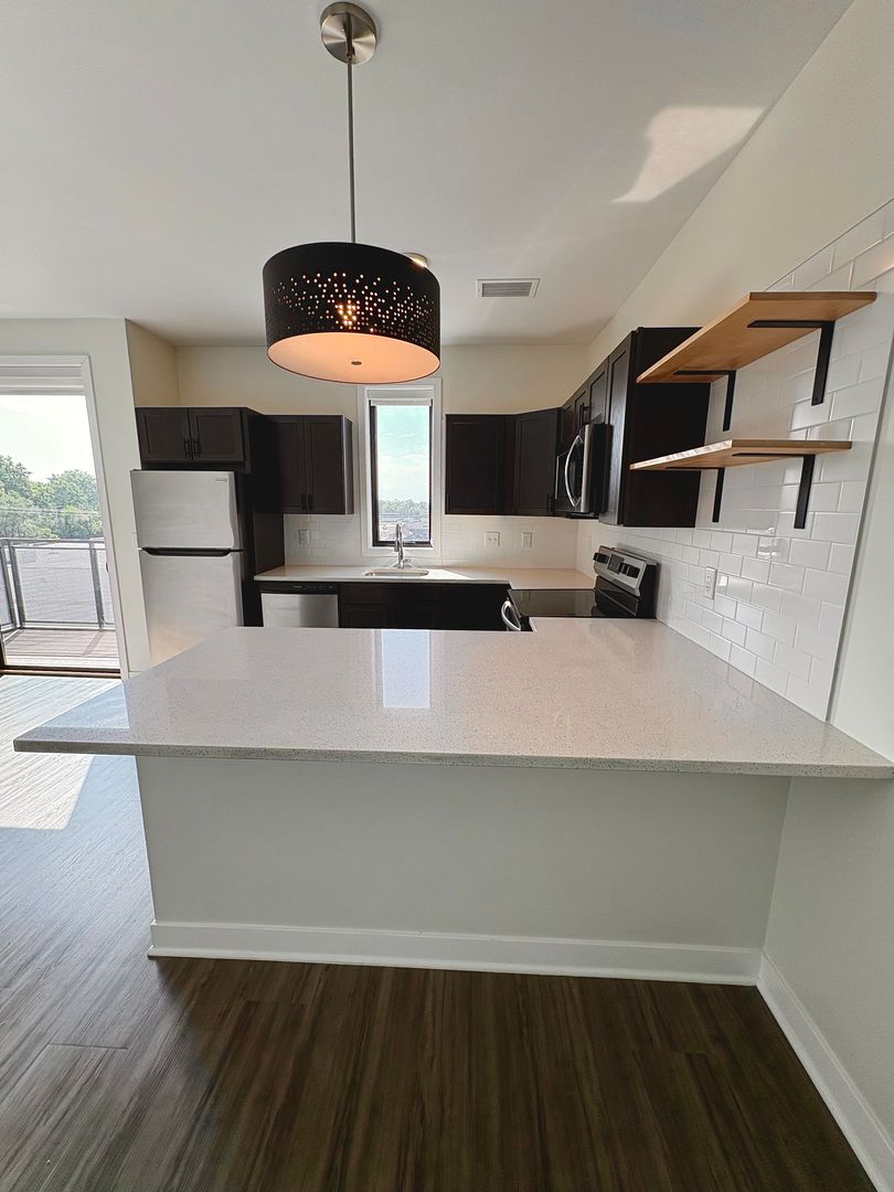 Kansas City Apartment: 222 W. 75th Street