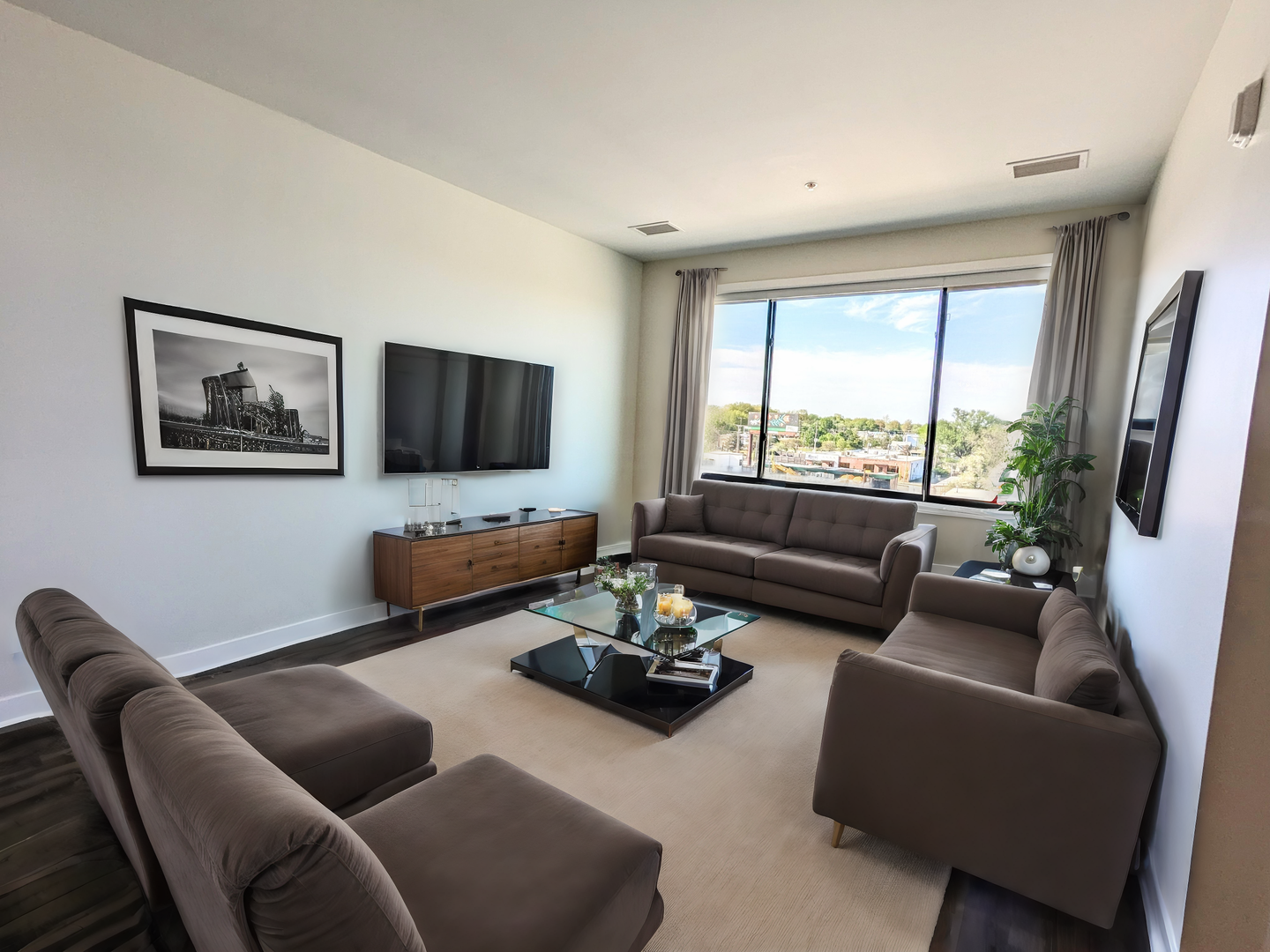 Kansas City Apartment: 222 W. 75th Street