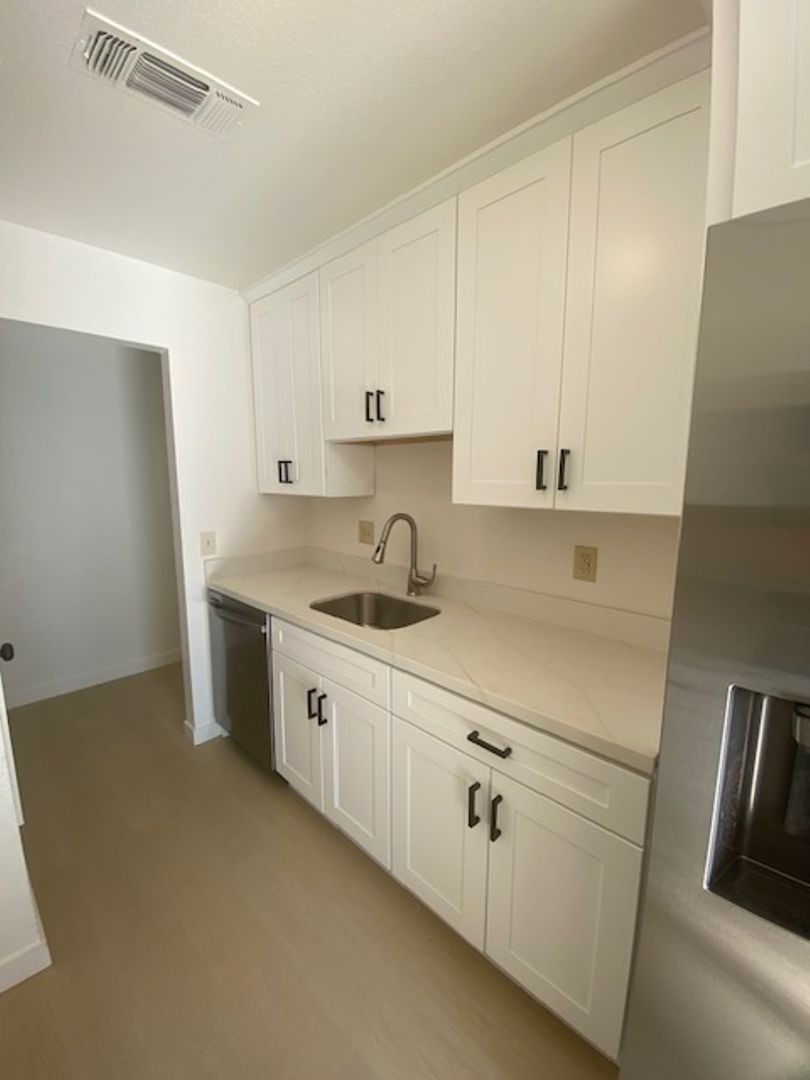 1118 Woodridge Drive 2 of 12