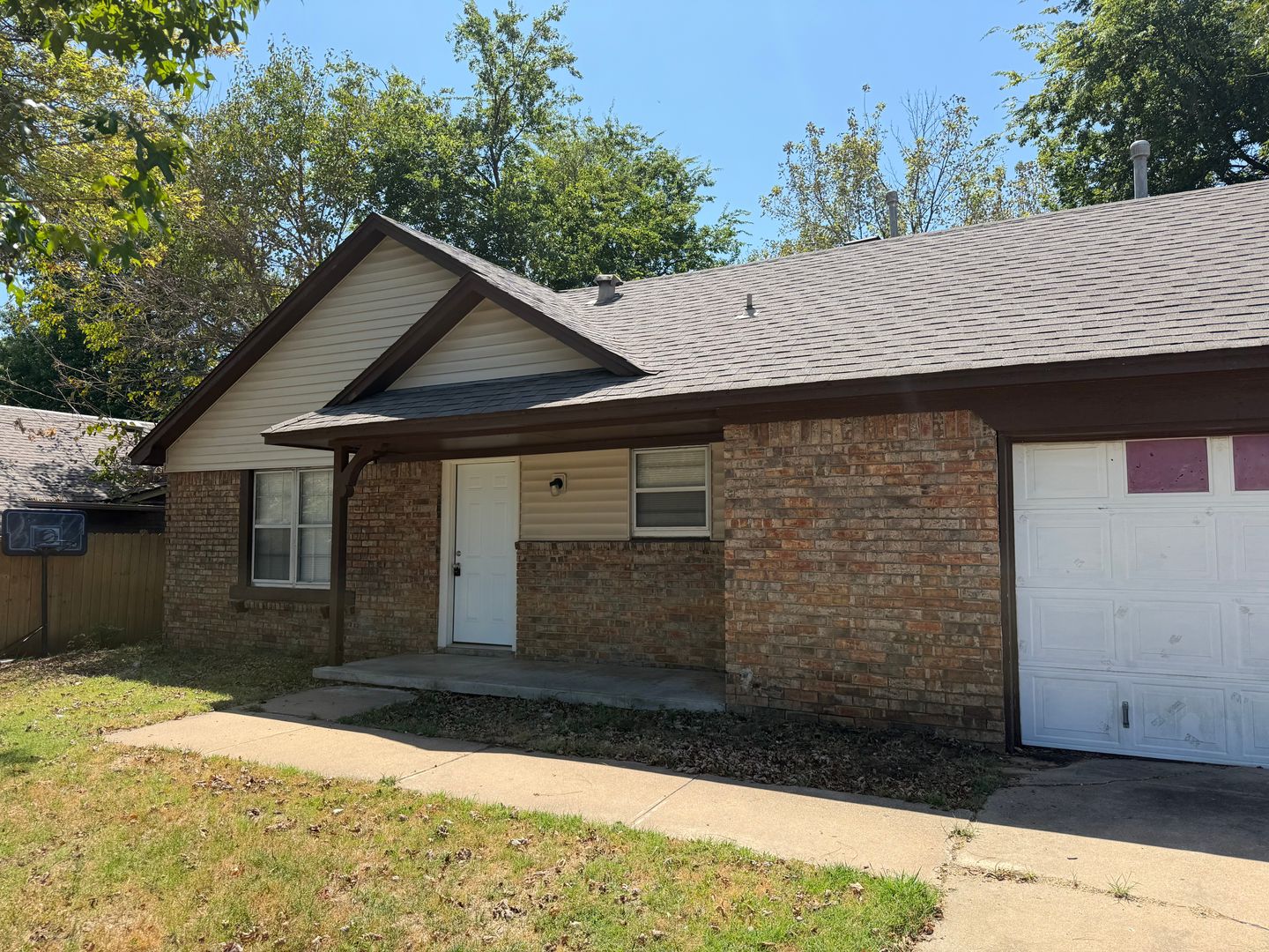 Broken Arrow House: 523 W Ithica St