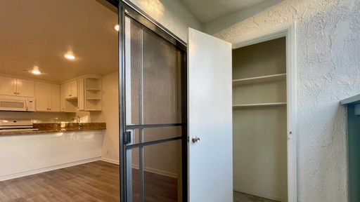 Upstairs 1 Bedroom Apartment in Convenient Downtown Santa Barbara Location – photo 1