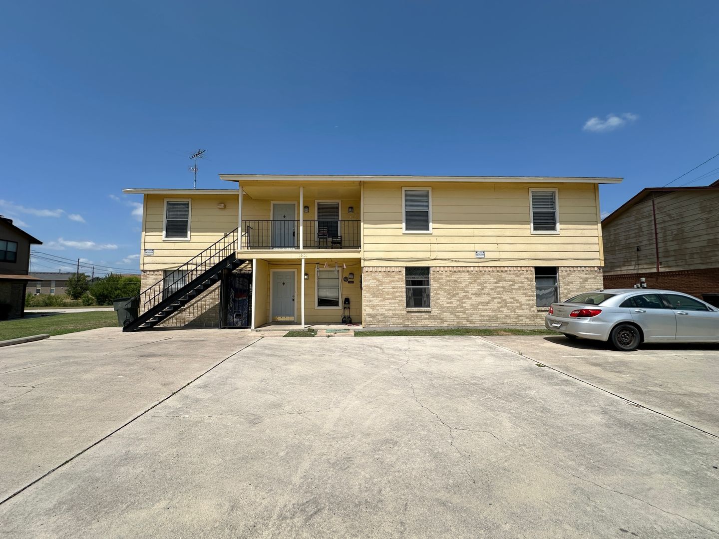 Killeen Apartment: 1901 Cedarhill Dr