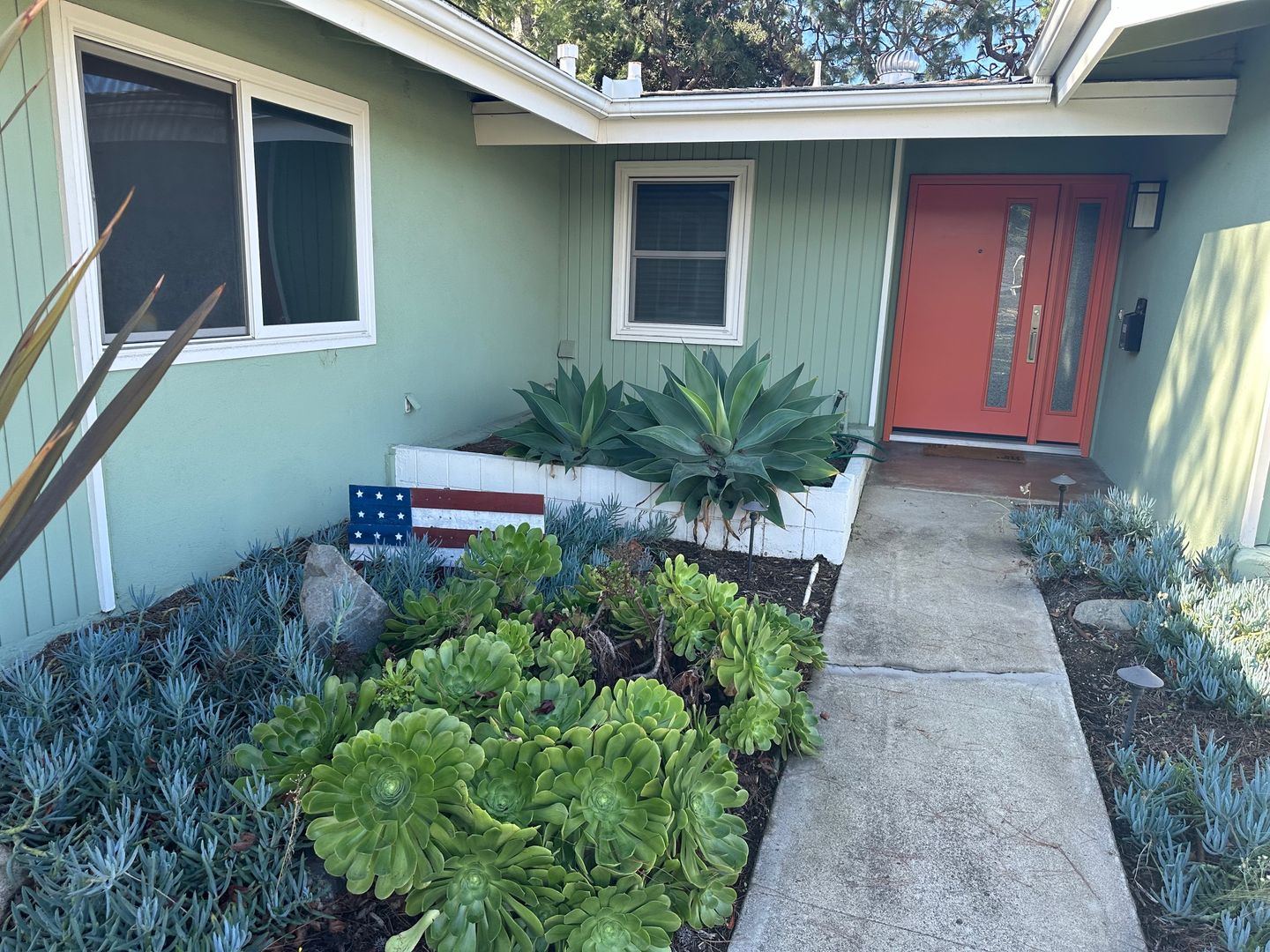 Orange House: 3018 North Oceanview