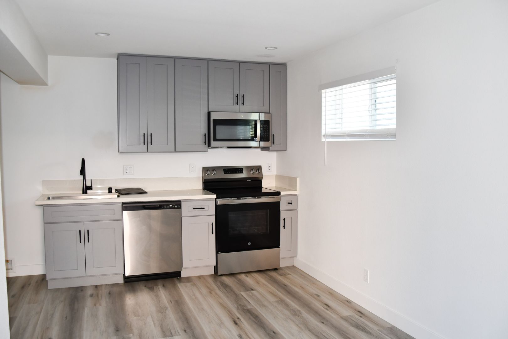 Costa Mesa Apartment: 994 Valencia