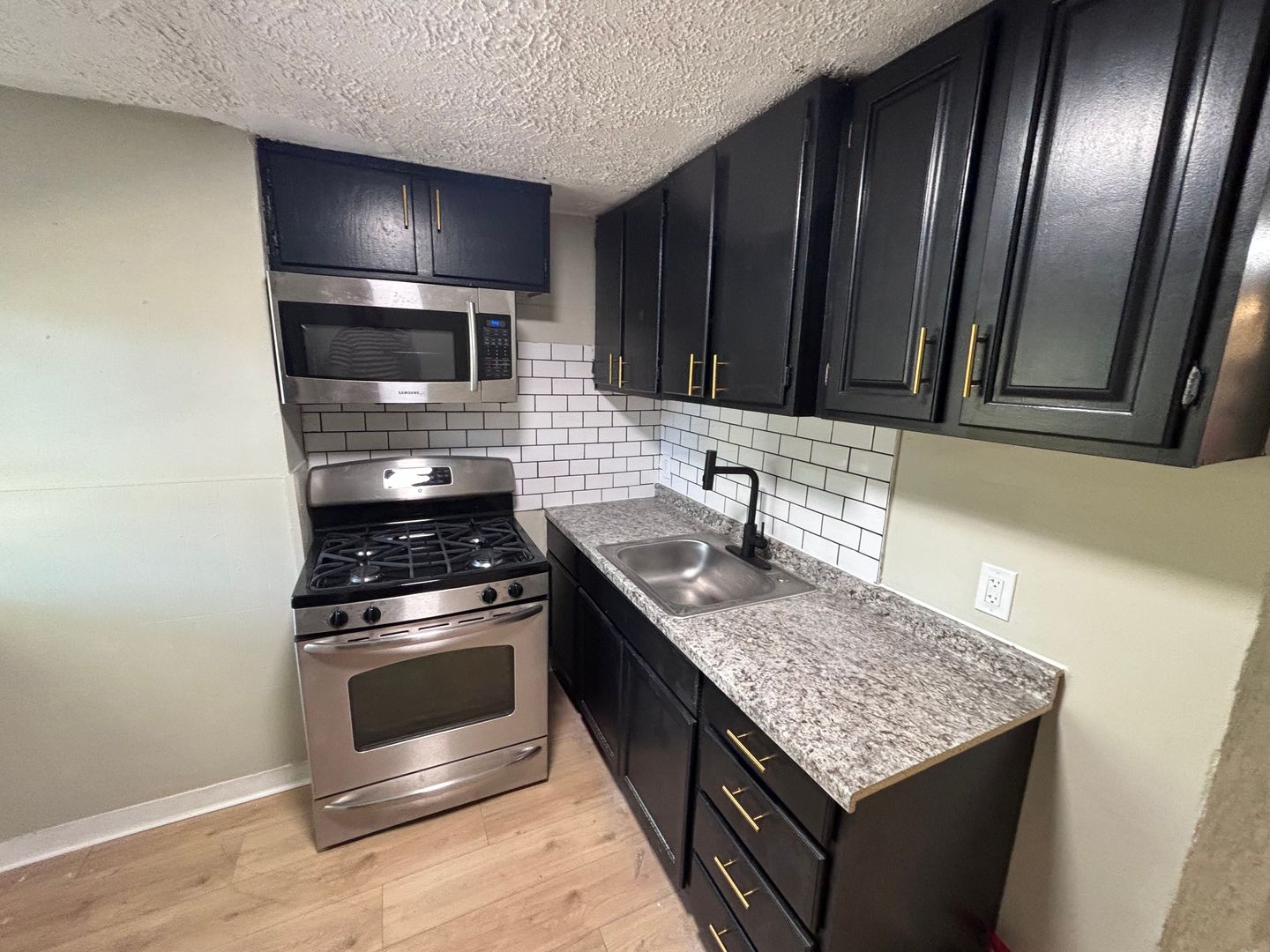 Hamilton Apartment: 1636 E state st