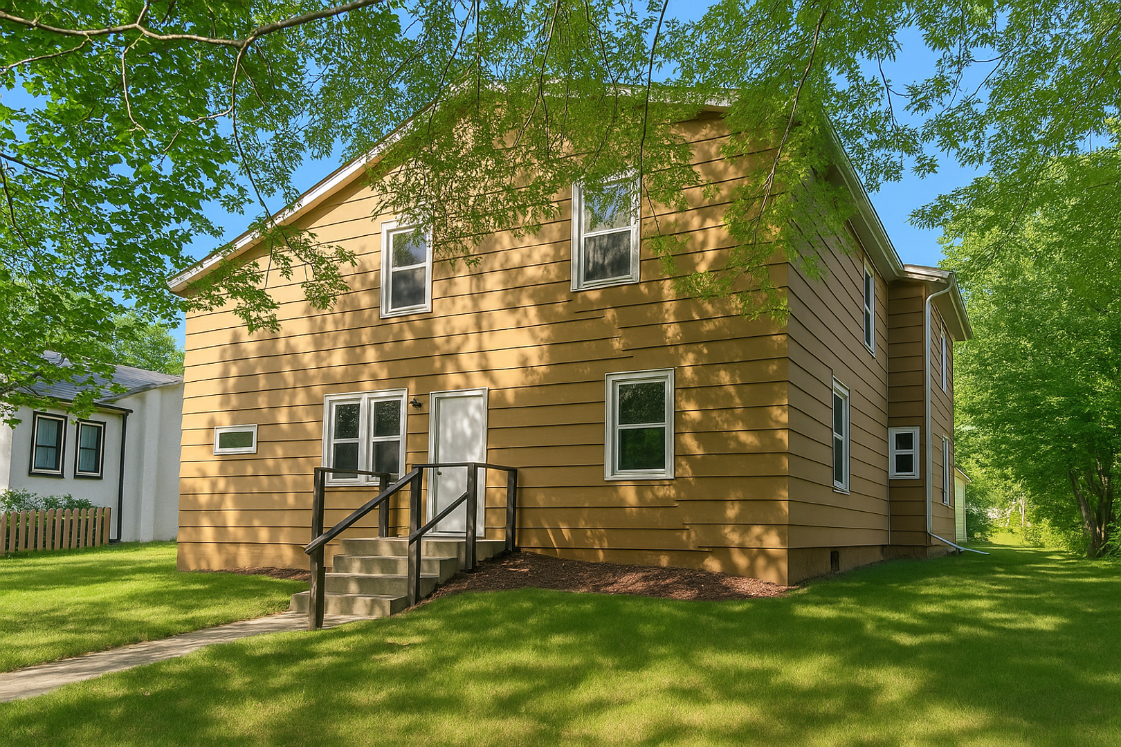 Staples Apartment: 407 7th St NE