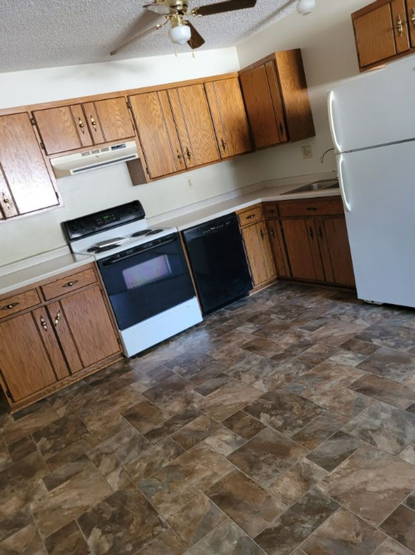 Baxter Apartment: 5796 Laverne Cir.