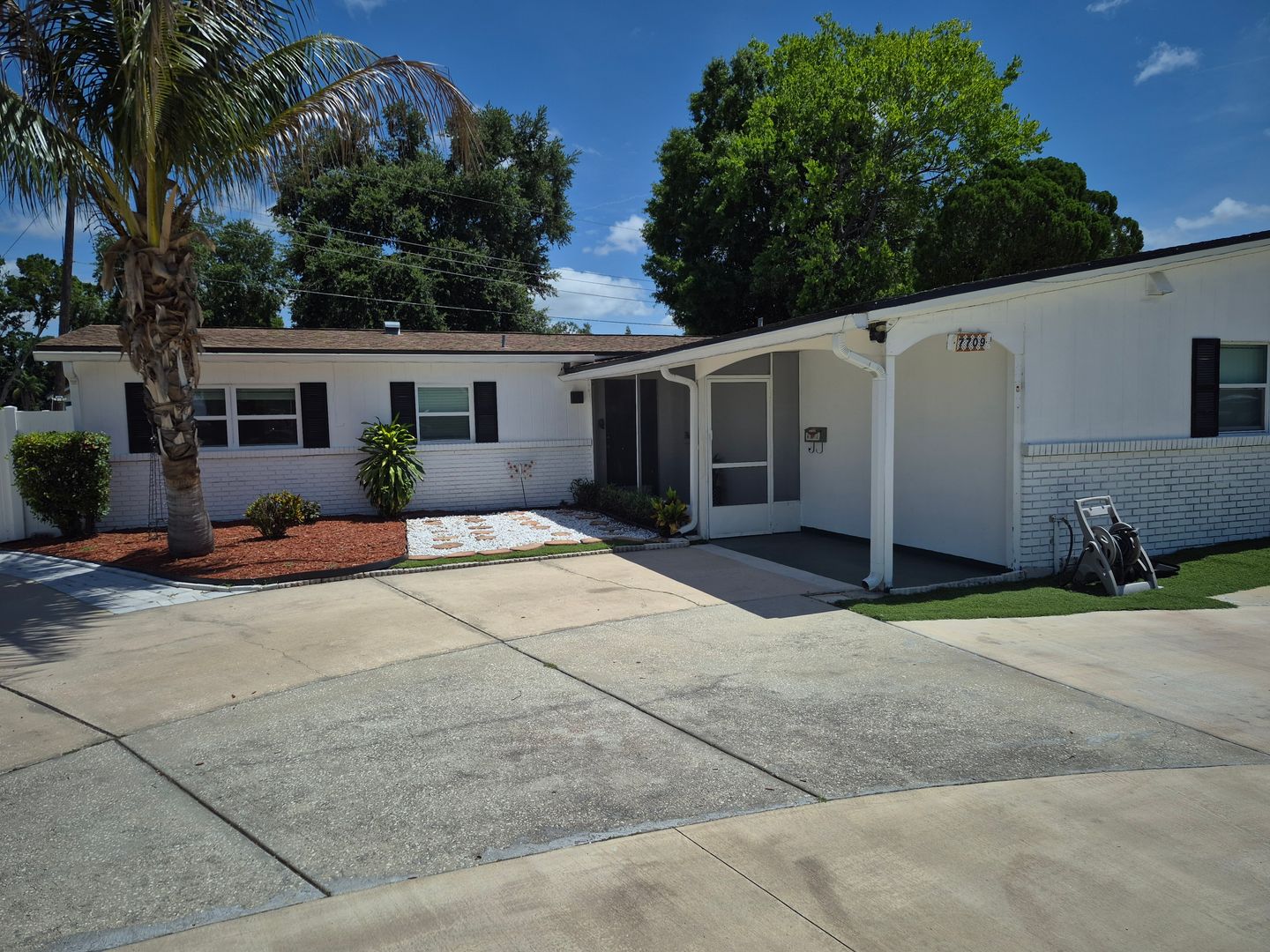 Tampa Apartment: 7709 W Hanna Ave