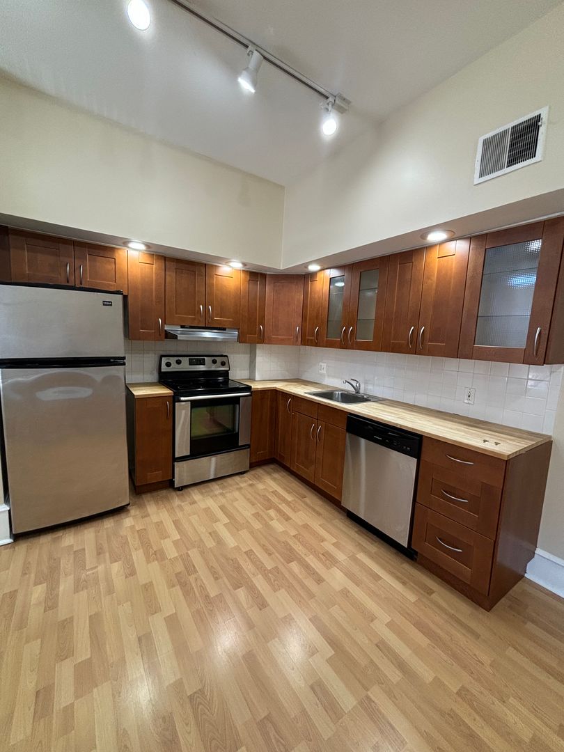 Philadelphia Apartment: 1900 Spring Garden Street