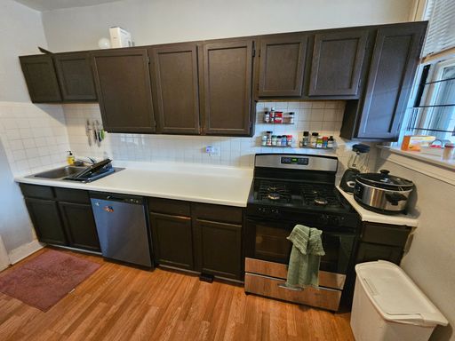 Vintage 2 bedroom / 1 bathroom with huge layout – photo 1