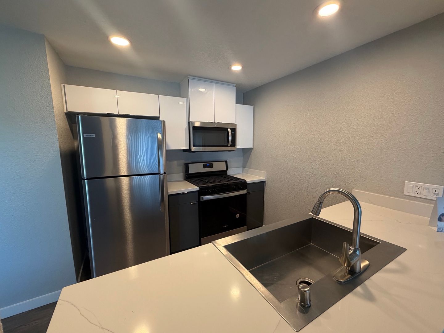 Riverside Apartment: 7600 Ambergate Place