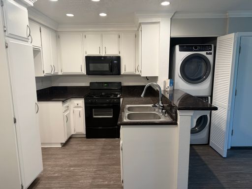 Le Med | 1 Bed 1 Bath | Downstairs – photo 1