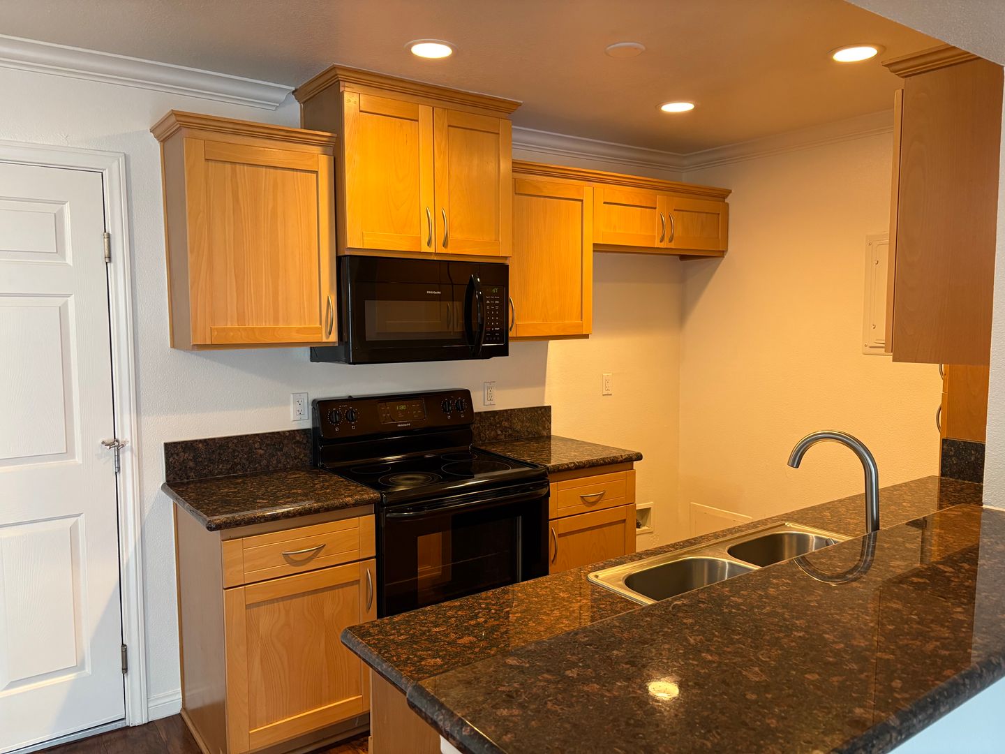 Anaheim Apartment: 2970 W. Orange Avenue