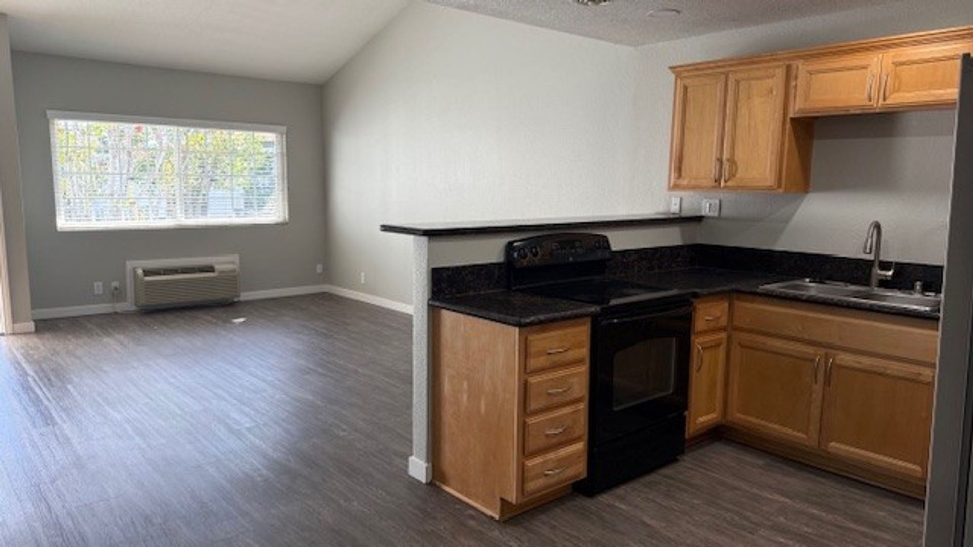 Anaheim Apartment: 2880 W. Ball Road