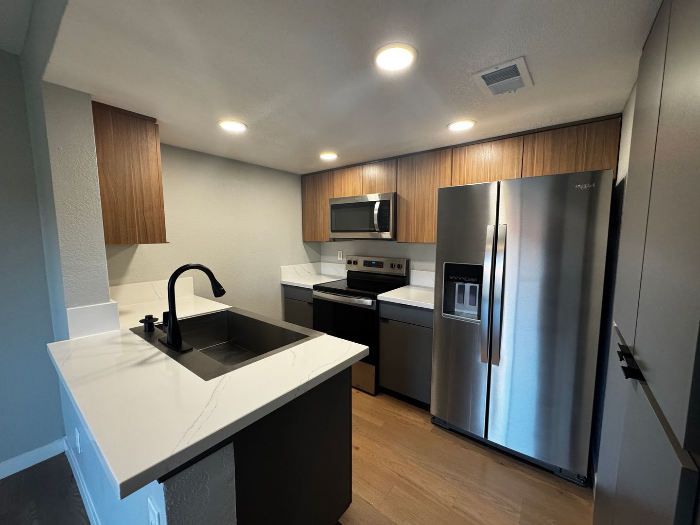 Riverside Apartment: 3957 Pierce Street