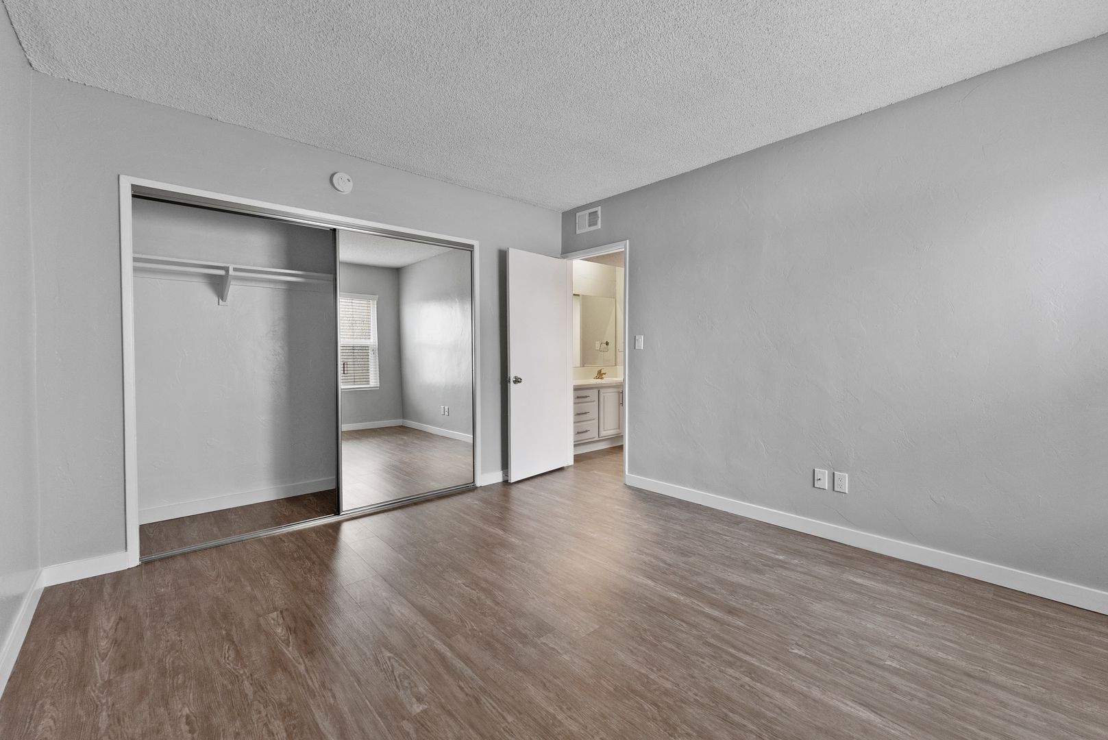 Anaheim Apartment: 2965 E. Jackson