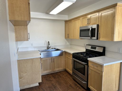 The Courtyards | 1 Bed 1 Bath | Upstairs – photo 1