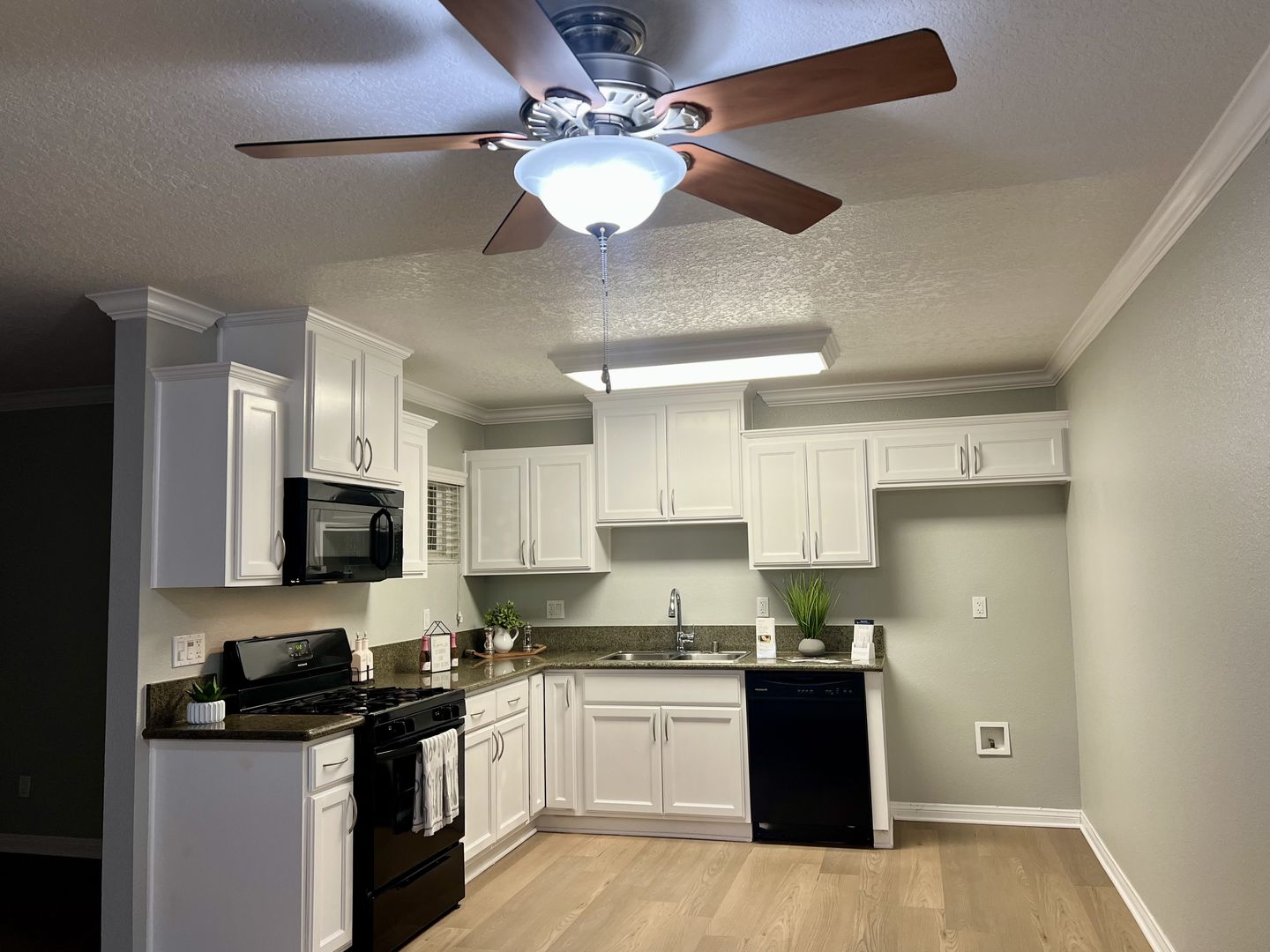 Garden Grove Apartment: 13884 Euclid Avenue