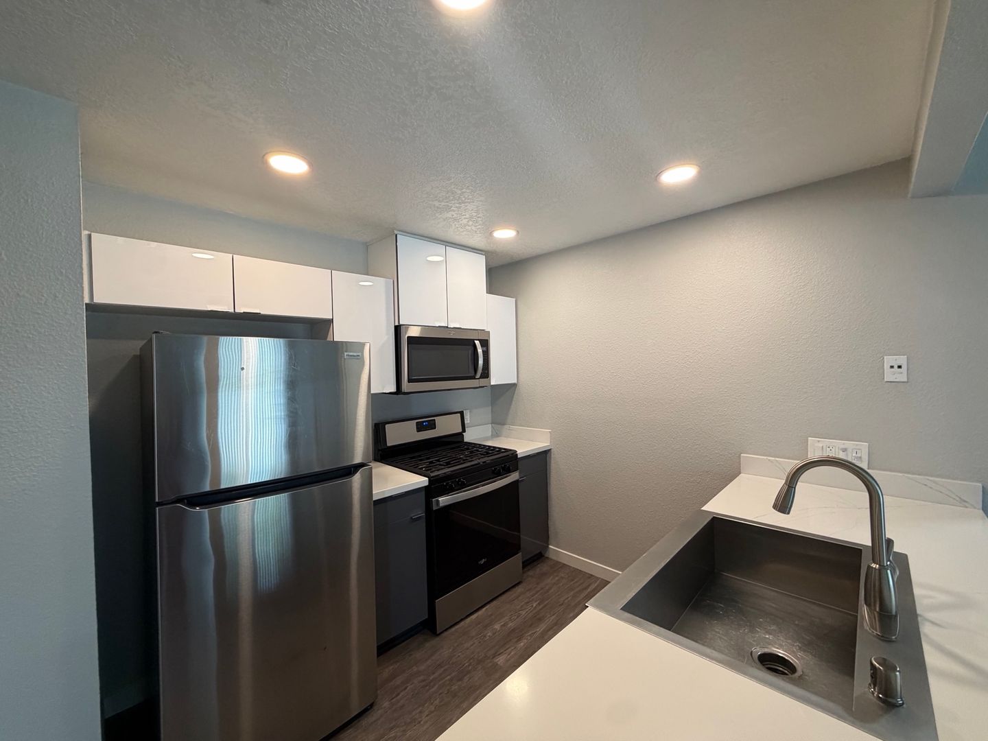 Riverside Apartment: 7600 Ambergate Place